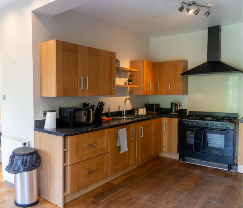 Spacious 15 Guest Home With 9 Beds In Shirley ソリフル エクステリア 写真