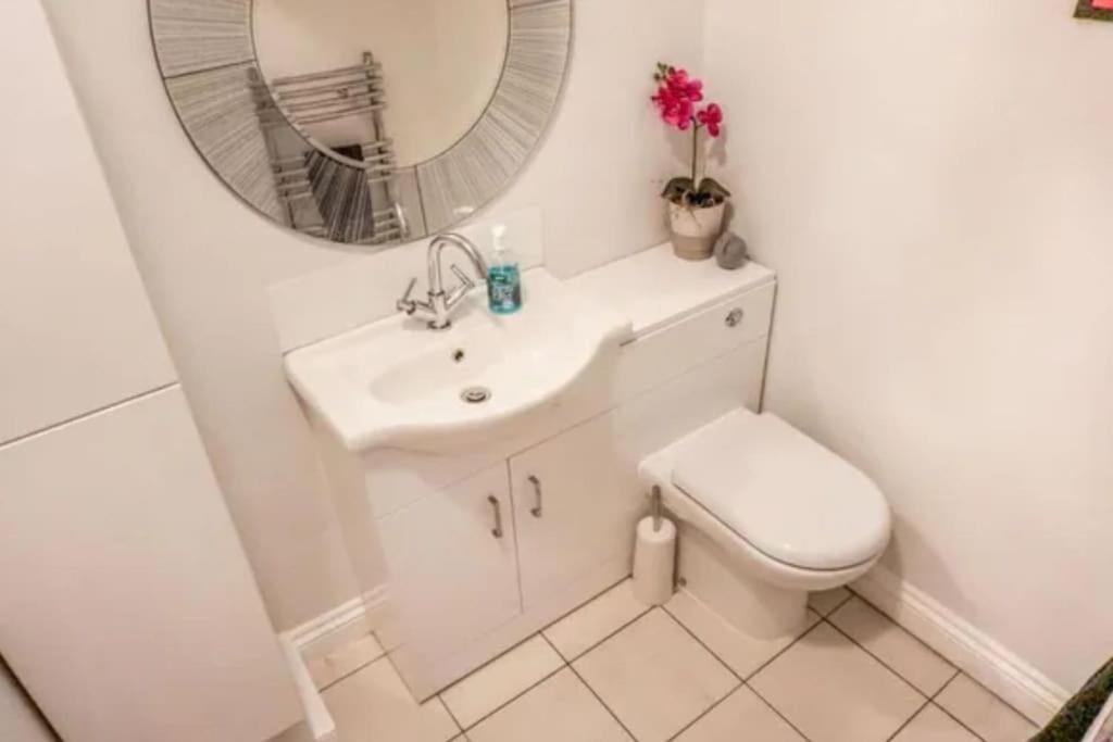 Spacious 15 Guest Home With 9 Beds In Shirley ソリフル エクステリア 写真