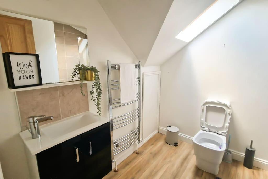 Spacious 15 Guest Home With 9 Beds In Shirley ソリフル エクステリア 写真