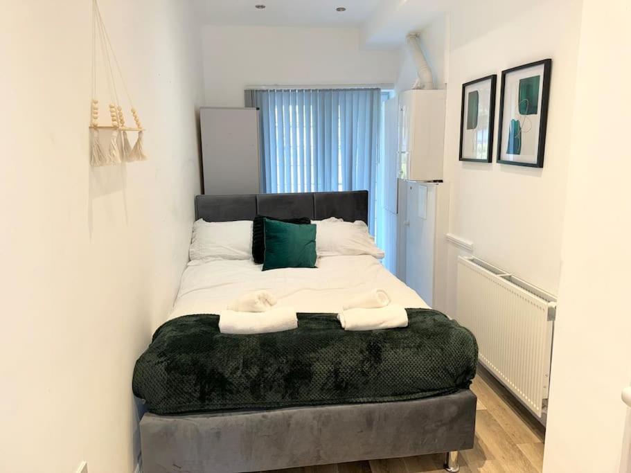 Spacious 15 Guest Home With 9 Beds In Shirley ソリフル エクステリア 写真