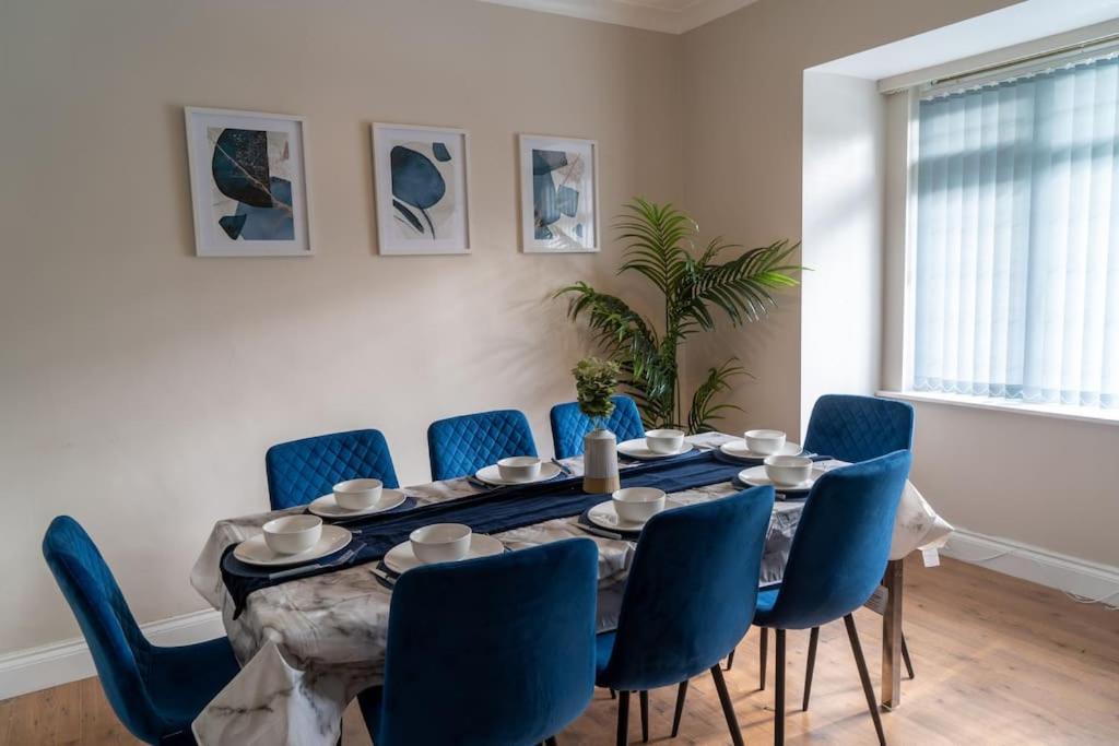 Spacious 15 Guest Home With 9 Beds In Shirley ソリフル エクステリア 写真