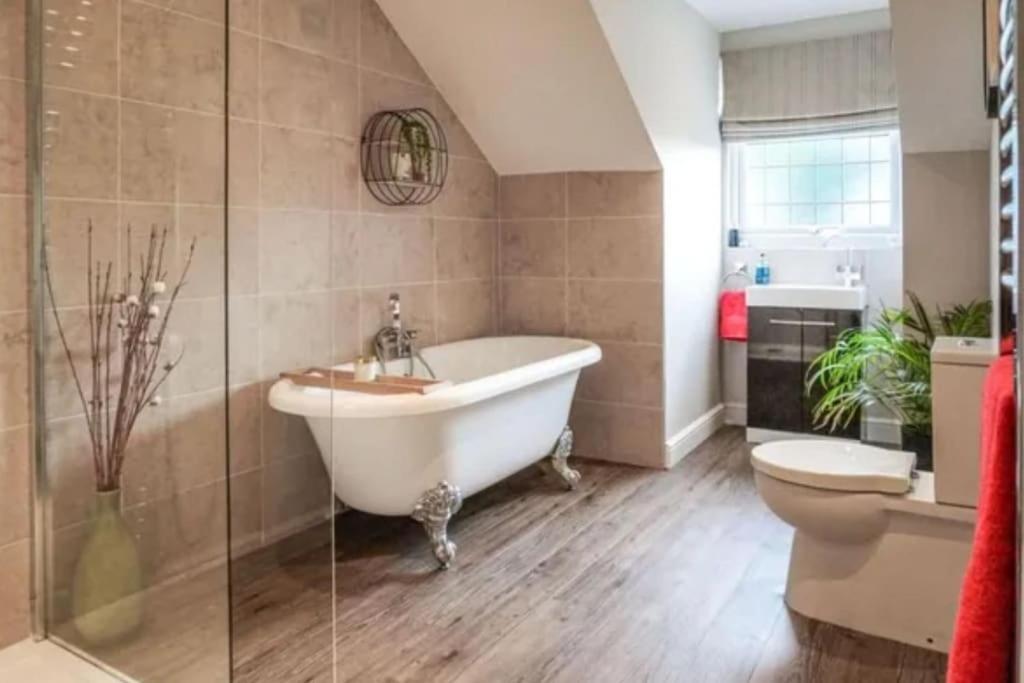 Spacious 15 Guest Home With 9 Beds In Shirley ソリフル エクステリア 写真