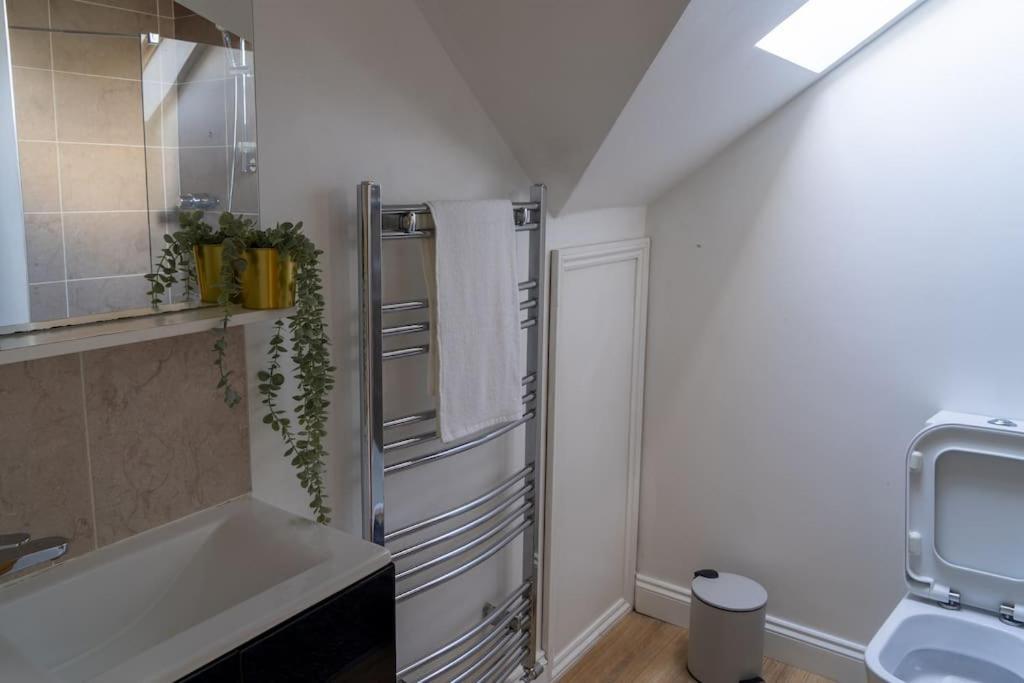 Spacious 15 Guest Home With 9 Beds In Shirley ソリフル エクステリア 写真